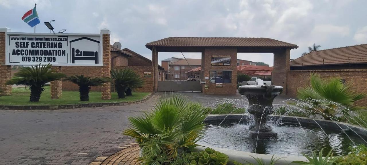 Rudman Townhouses - Or Tambo Airport Boksburg Exterior foto