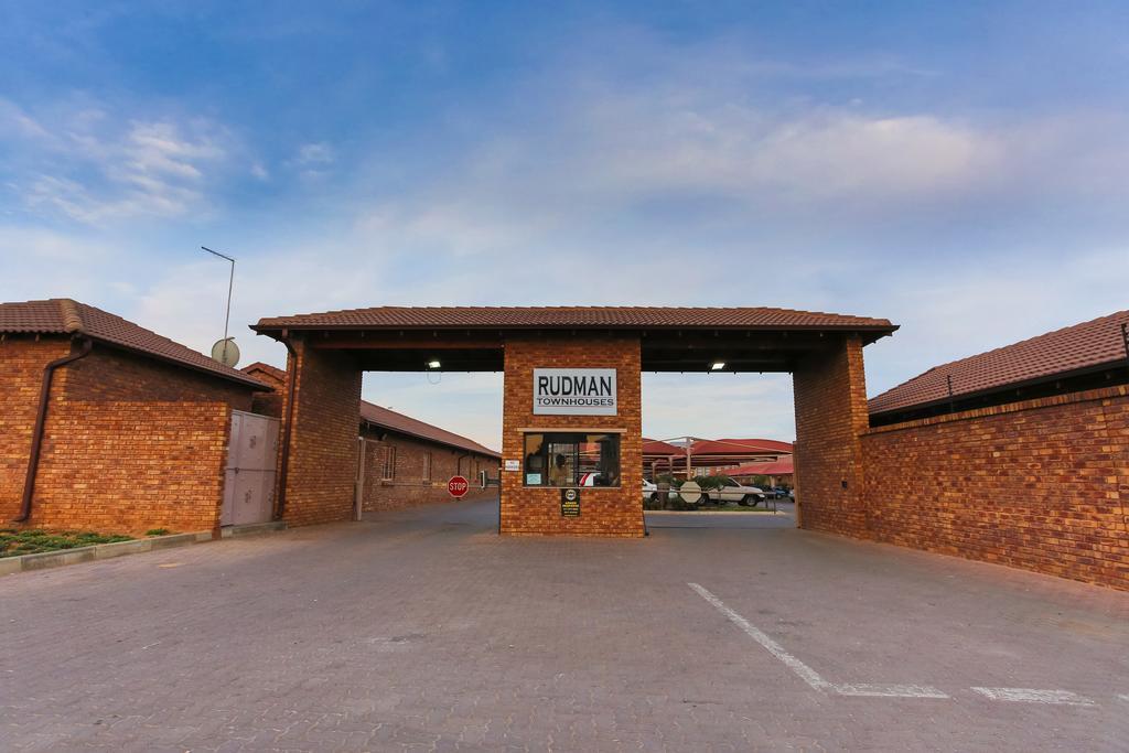 Rudman Townhouses - Or Tambo Airport Boksburg Exterior foto